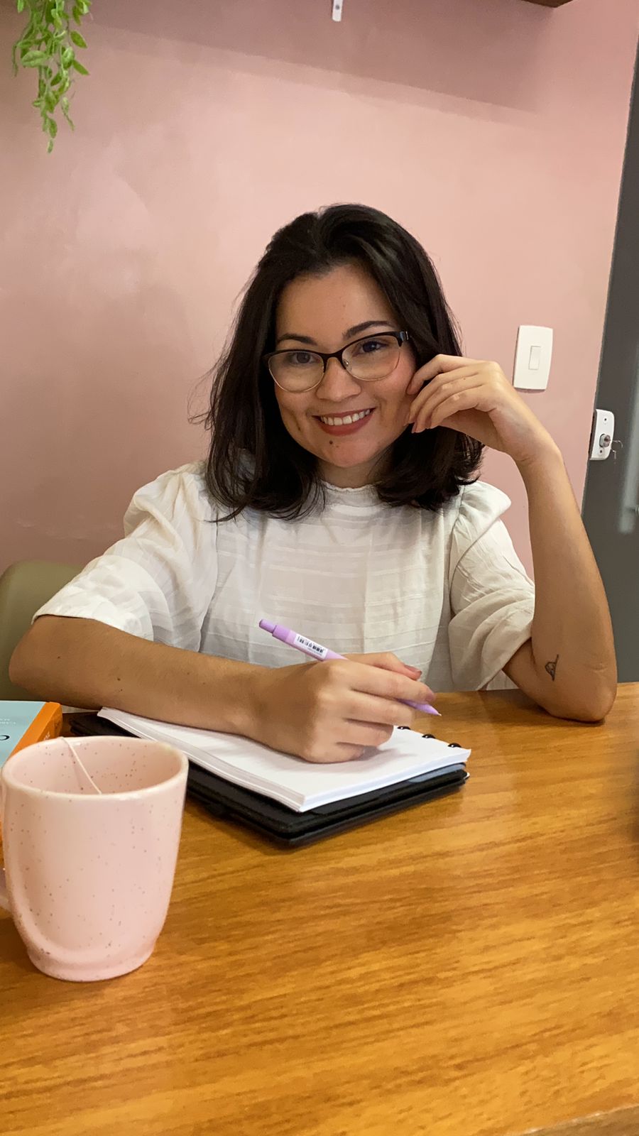 Bárbara Lírio, psicóloga clínica, sorrindo de forma acolhedora