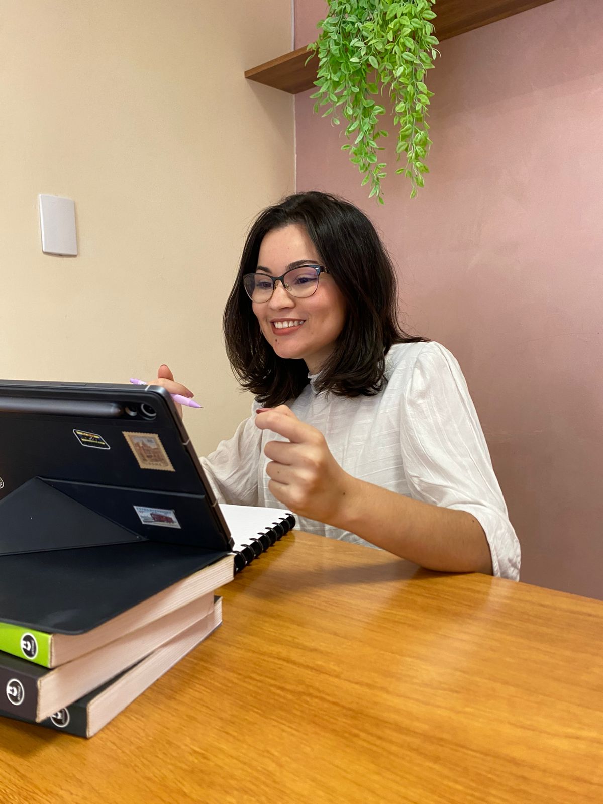 Bárbara Lírio em atendimento online por videochamada